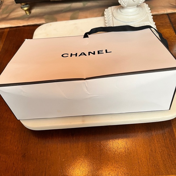 CHANEL Classic White and Black Gift Bag w/Red Camellia Flower -Ideal for Display - Picture 6 of 9